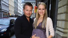 Miss Markéta Divišová, jež je v pátém měsíci těhotenství, přišla s manželem Tomášem