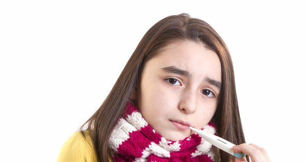 Zase angína! Sotva zmizel kašel s rýmou. Část teenagerů bývá podobně nemocná jako malé děti. Imunita je totiž v pubertě oslabená.