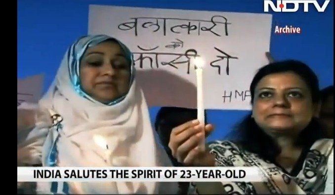 Po smrti dívky následovala řada protestů proti znásilněním a také pietní akce, kdy veřejnost za oběť zapálila svíčku.