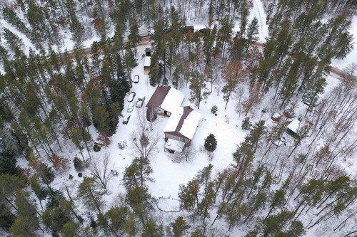 Izolovaný dům v lesích, kde byla Jayme držena.