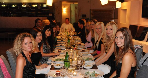 Slavnostní večeře před vyhlášením Dívky léta 2010