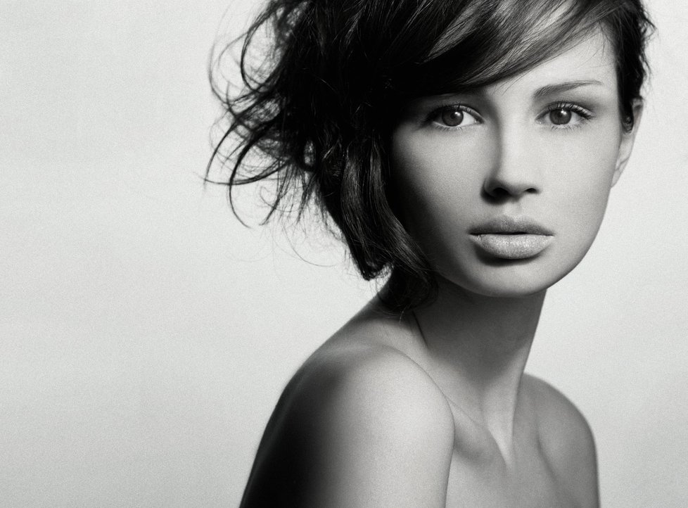 Veronika Novákova (20 let, míry ) 87 - 65 - 95, 175 cm, 60 kg). Fotograf: Modelka má ve tváři velmi zajímavé rysy, což podtrhuje černobílá ateliérová fotografie. Nejvíce vynikají plné rty typu Angeliny Jolie.