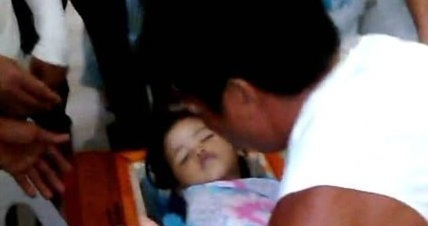 Na Filipínách se stal zázrak, dívenka (3) oživla na svém pohřbu.