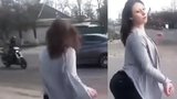 Video: Dívka twerkovala přímo u silnice. Za pár vteřin došlo ke strašlivé nehodě! 