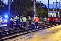 Tři kolize s tramvají za noc: Sraženi byli dva muži a jedna žena