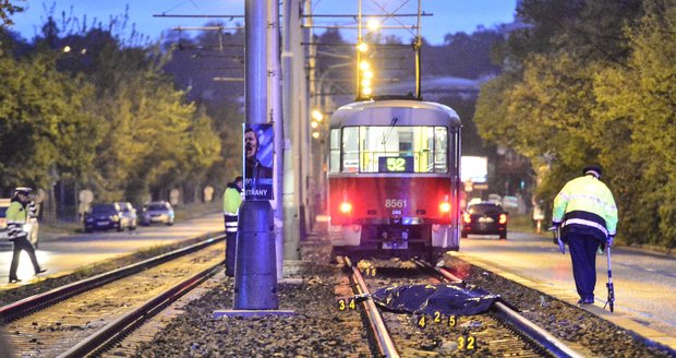 Smutné čarodějnice: Školačka zemřela na skútru, ženu srazila tramvaj