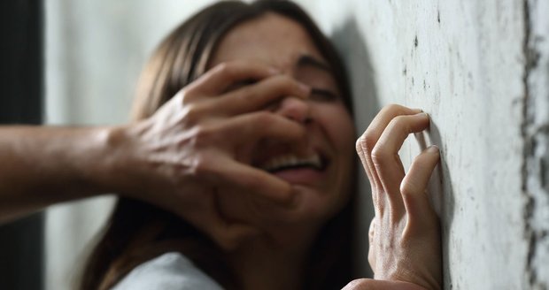 Rozlučka se svobodou se změnila v horor: Ženu (29) nejspíš znásilnil prodavač občerstvení 