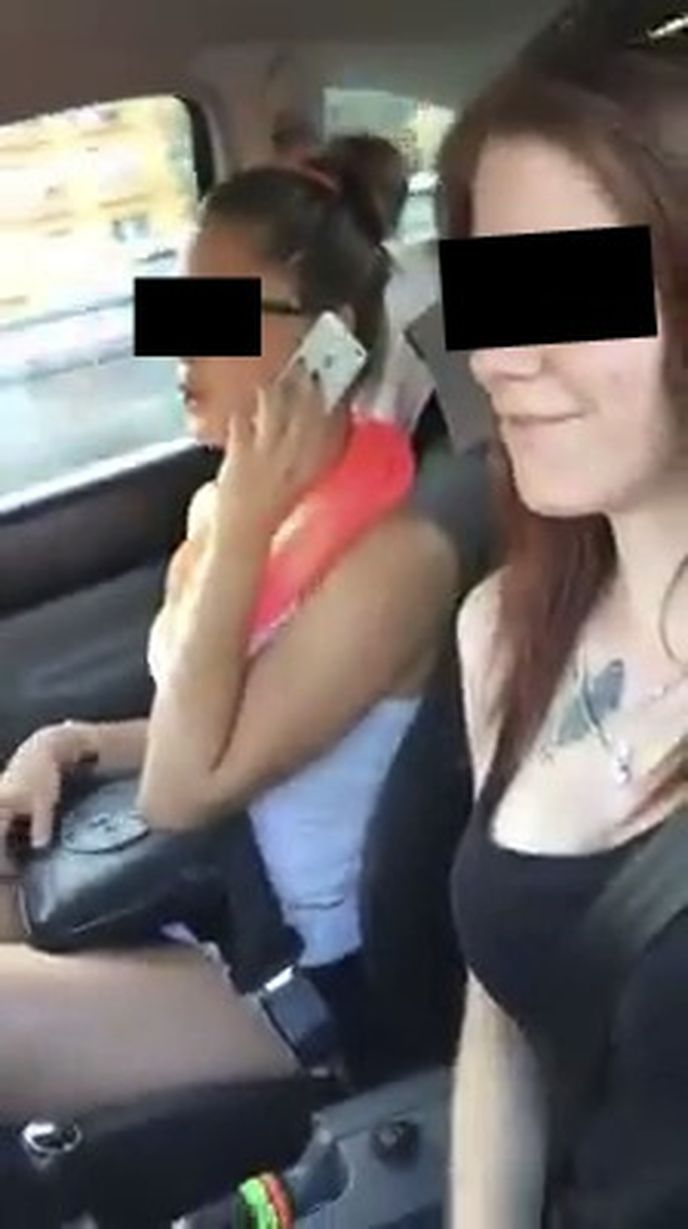 Řidička během jízdy i telefonovala. Řidička během jízdy i telefonovala.