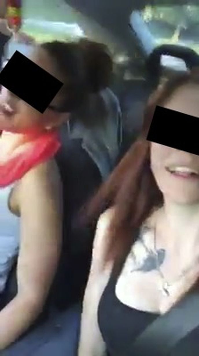 Dívky zpívaly a řidička nedávala pozor. Dívky zpívaly a řidička nedávala pozor.