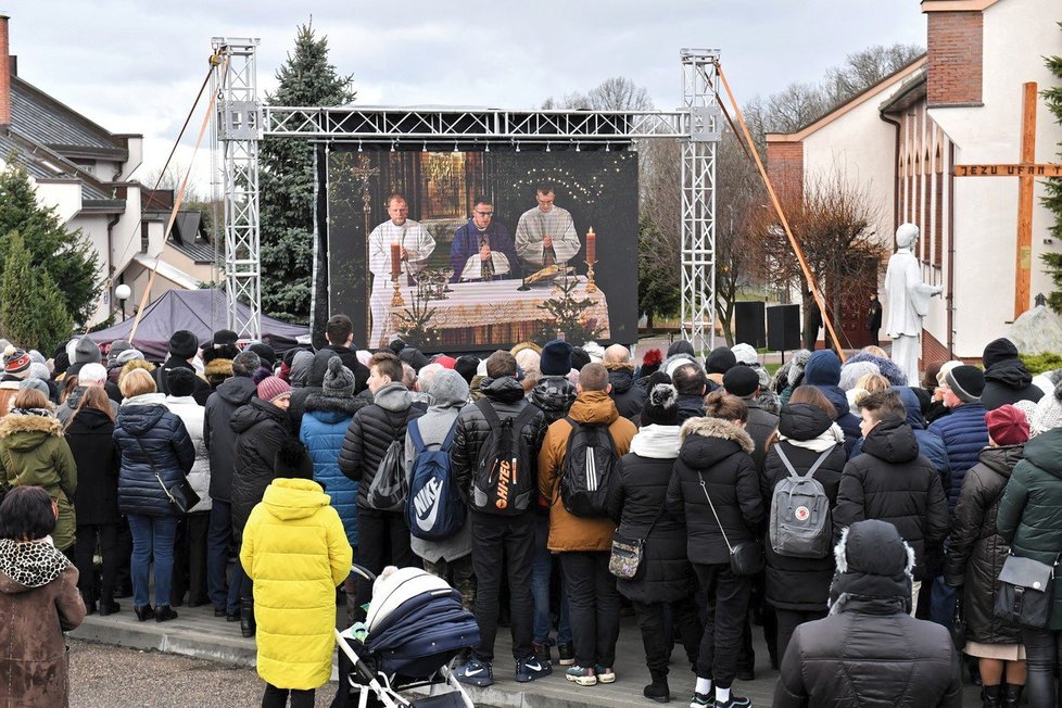 Pohřeb pětice dívek v Polsku