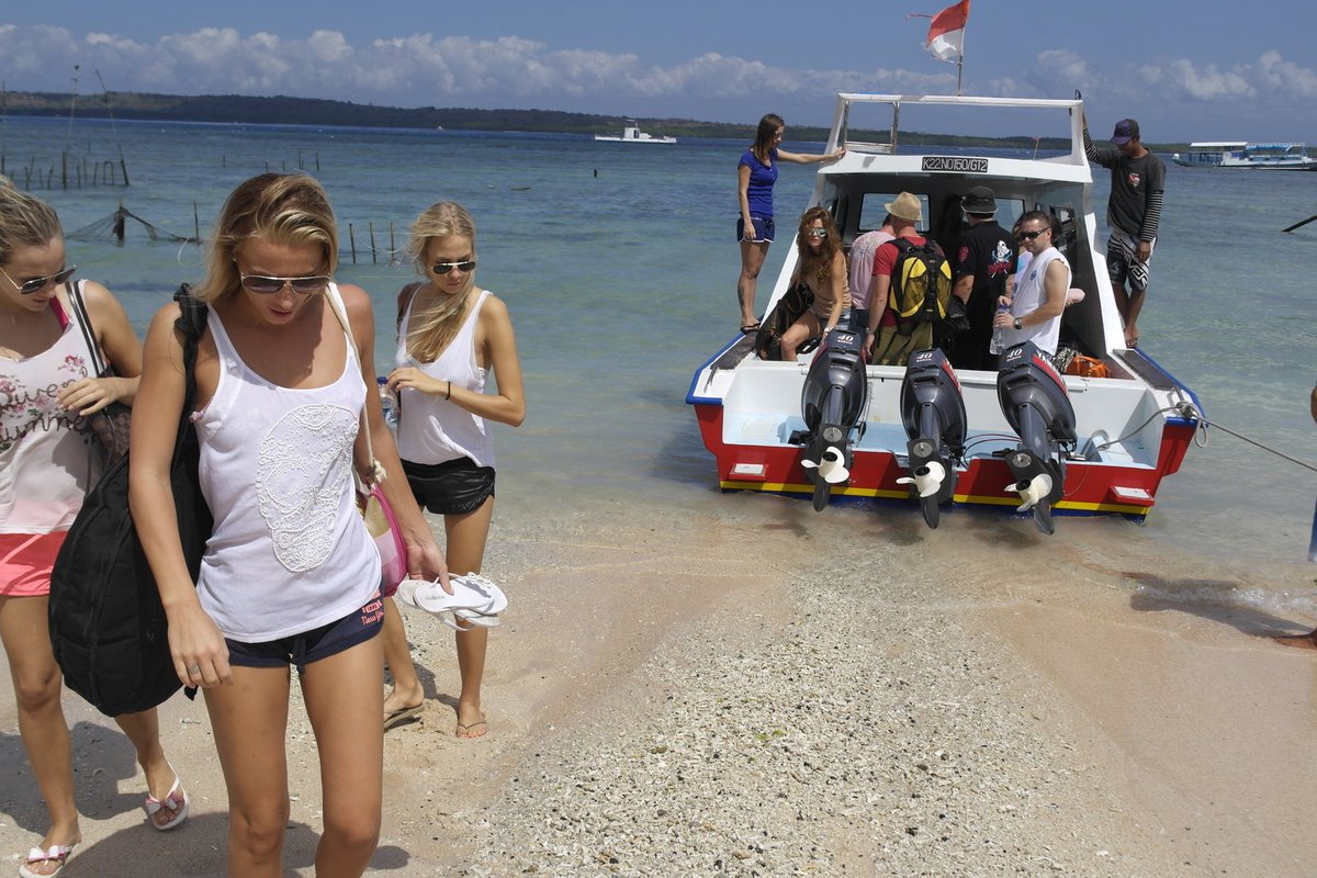 Dívky se dočkaly velkého zájmu turistů, musela zasahovat policie.