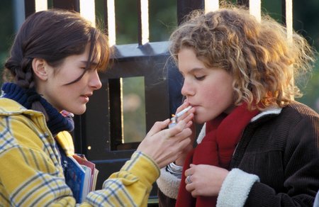 České školačky ve věku 13 let kouří cigarety skoro nejčastěji v Evropě. Nešvarů se ale mezi českou mládeží rozmohlo víc (ilustrační foto)