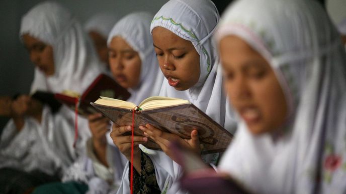 Dívky studují Korán na Severní Sumatře.