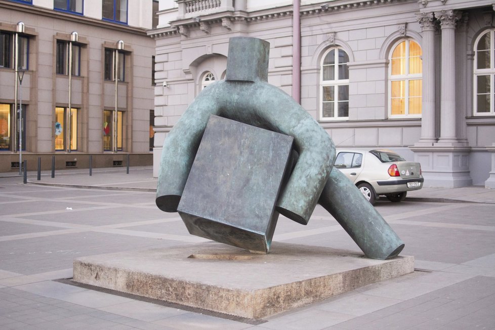 Exekutor s pračkou: socha spravedlnosti v centru Brna
