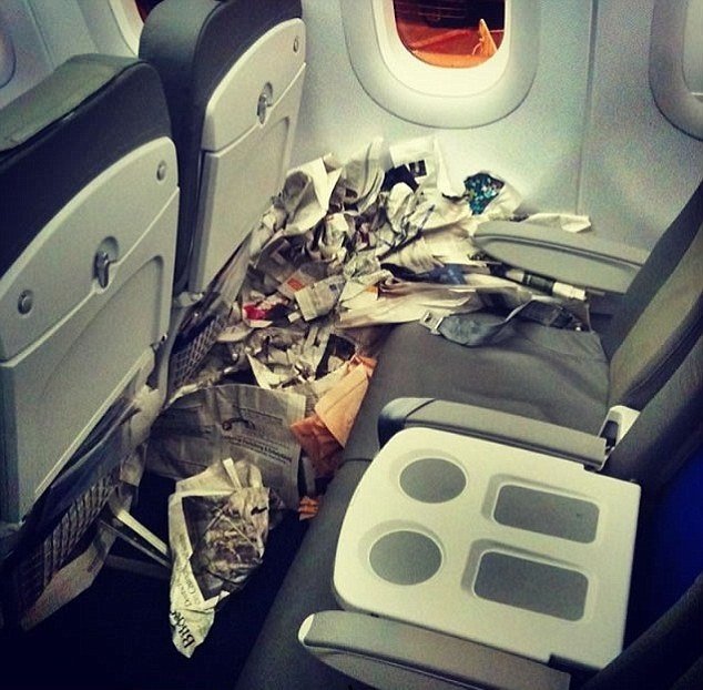 Někteří cestující se v letadle neumí chovat.