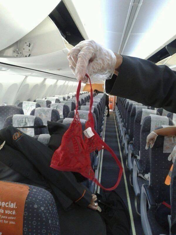 Spodní prádlo v letadle? Zřejmě nic neobvyklého.