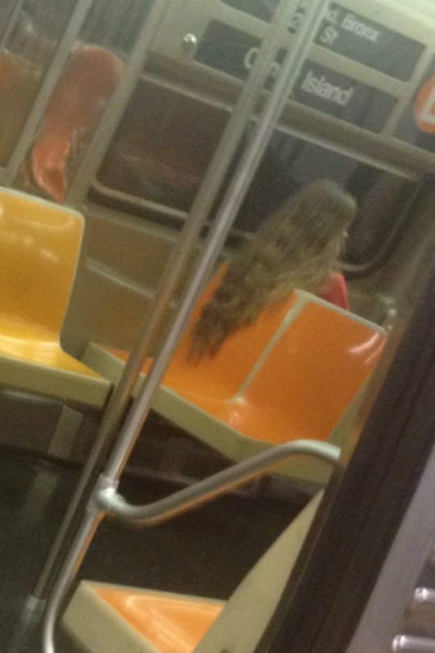 Rozpusťte své dlouhé vlasy tak, aby zabíraly další sedadlo.