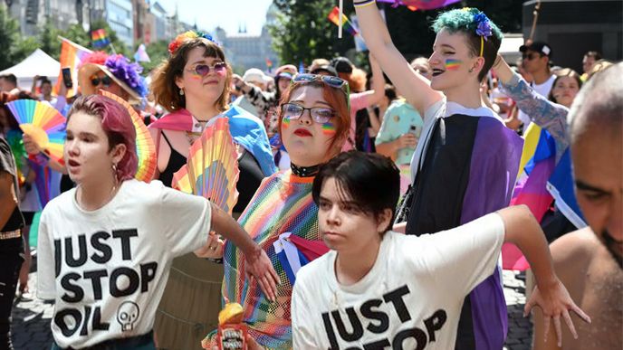 Divoký kačer: Aktivisté se přilepili k účastníkům Prague Pride