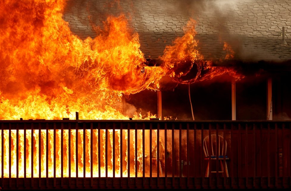 Požár v Kalifornii: Dixie fire pohlcuje celá města