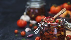Sušená rajčata dejte do hezké sklenice, zalijte kvalitním olejem, přidejte bylinky, koření a česnek a dárek je hotový.