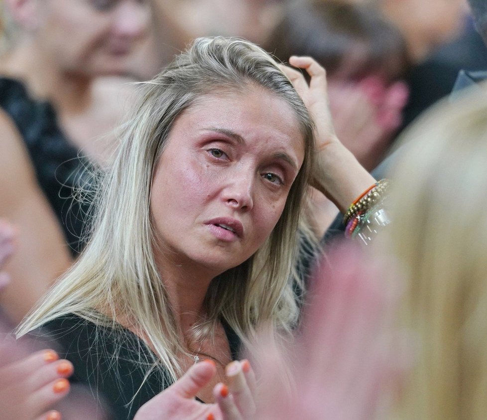 DJka Magda byla zřejmě poslední člověk, kdo viděl dýdžeje Loutku naživu. Pak odjela hrát, a když se vrátila domů, našla ho oběšeného. Na pohřbu nemohla zastavit  slzy.