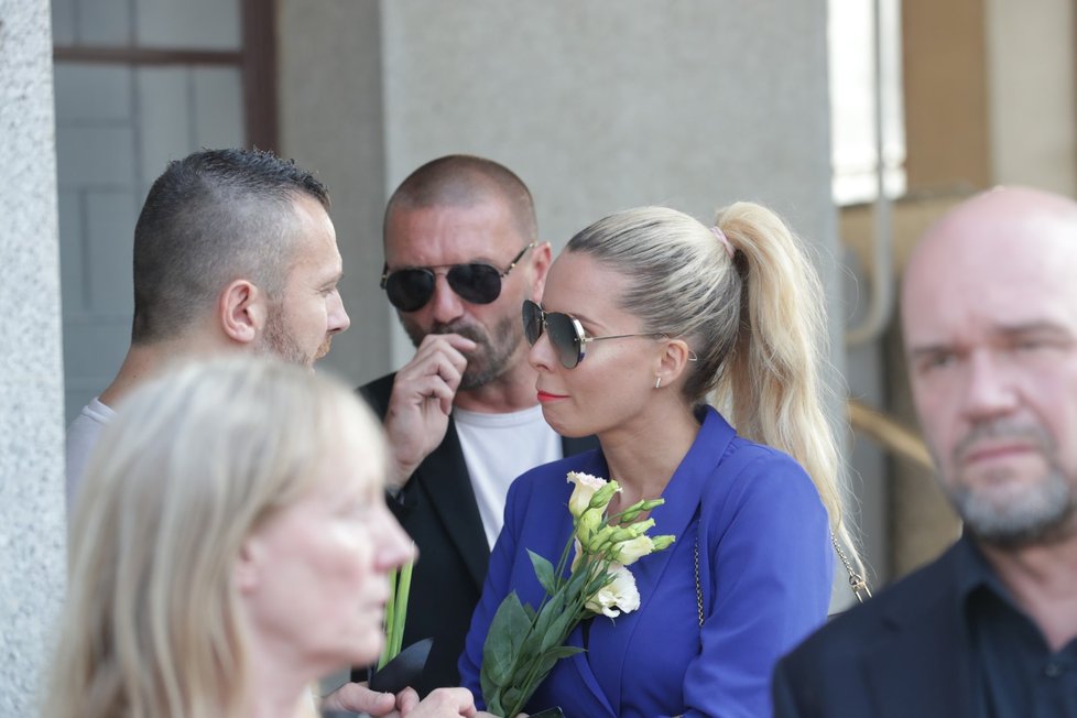 Tomáš Řepka s Kateřinou Kristelovou na pohřbu DJe Loutky (†51).