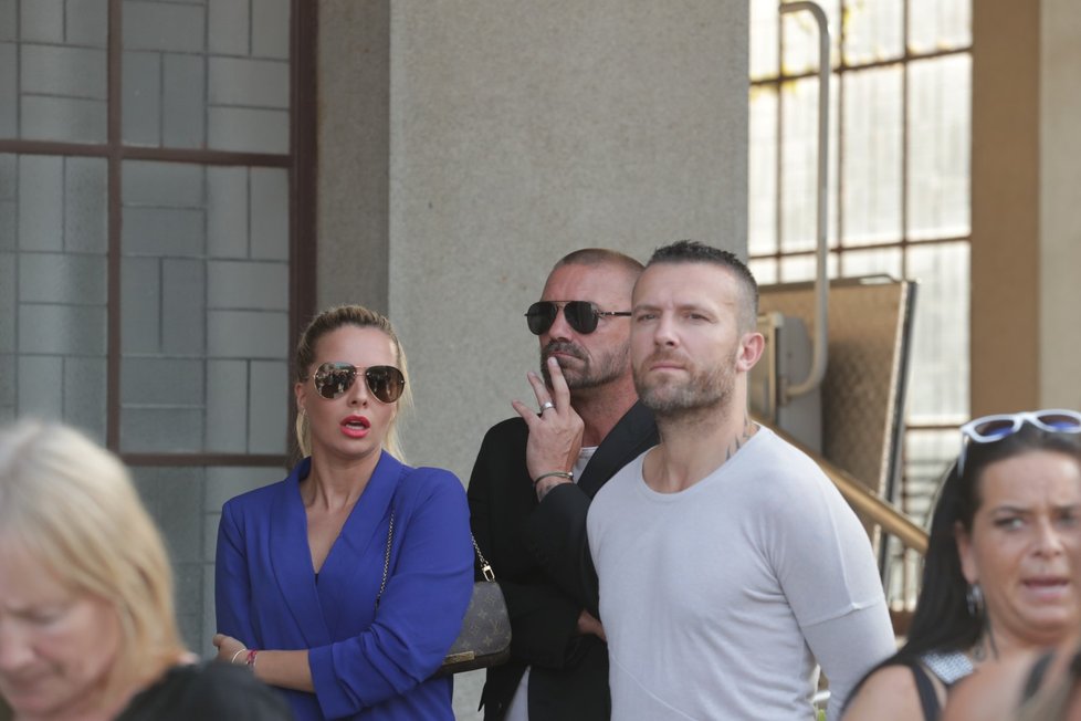 Tomáš Řepka s Kateřinou Kristelovou na pohřbu DJe Loutky (†51)