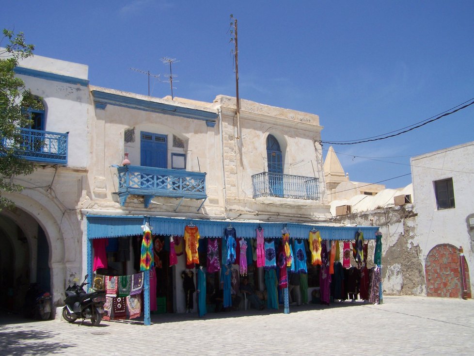 Houmt Souk – Hlavní město ostrova má dnes asi 40 tisíc obyvatel. Již odpradávna se zde konaly nejvýznamnější trhy. A ty tvoří kolorit města dodnes. Kromě nich tu ale najdeme i muzeum s expozicí tradičního oblečení, hrnčířského zboží a židovských šperků nebo pevnost Borj El-Kebir.