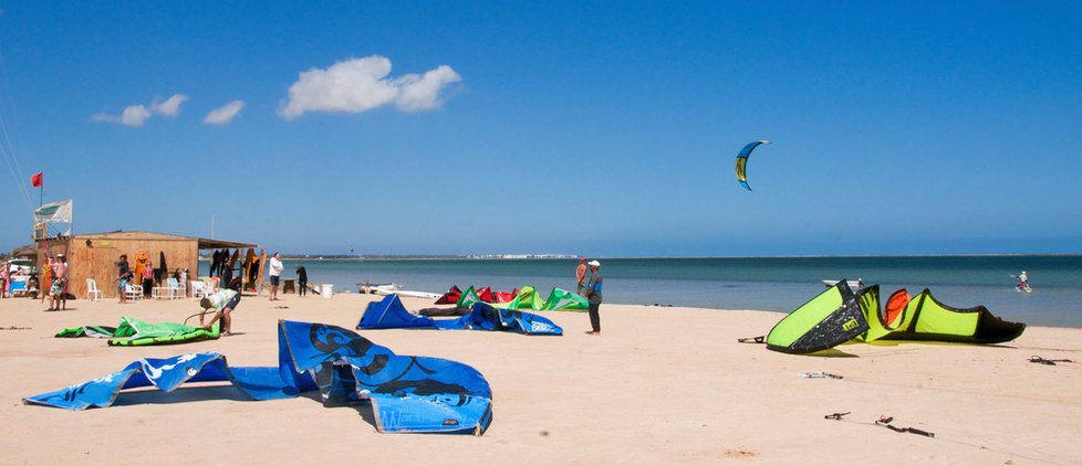 V poslední době je tu populární kitesurfing, surfování s drakem.