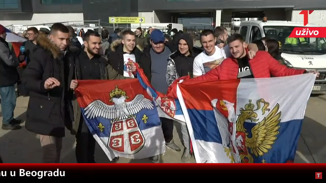 Na Novaka Djokoviče čekaly u bělehradského letiště Nikoly Tesly desítky natěšených příznivců, kteří jej přišli uvítat z australského vyhnanství doma