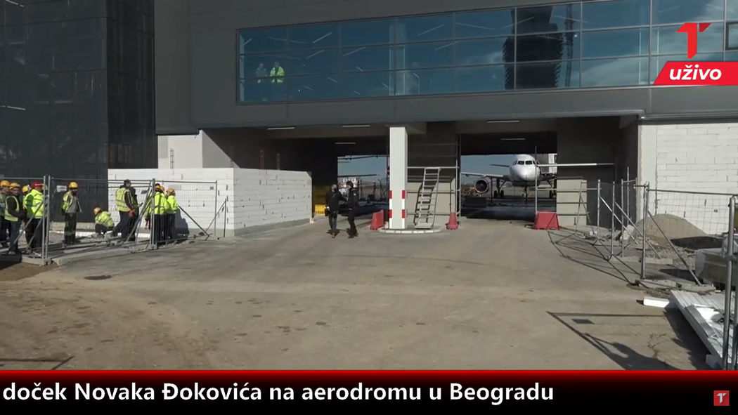 Na Novaka Djokoviče čekaly u bělehradského letiště Nikoly Tesly desítky natěšených příznivců, kteří jej přišli uvítat z australského vyhnanství doma