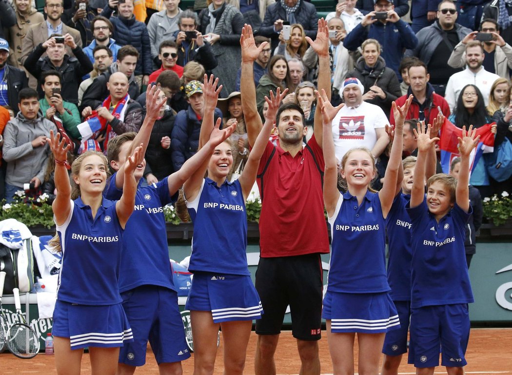 Novak Djokovič slaví postup do finále French Open spolu se sběrači