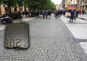 Dlažba v ulici Na Příkopě je tvořena ze židovských náhrobků.