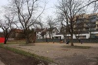 Rodiče zuří! Park Dlážděnka zrekonstruovali, dětské hřiště stále chybí. Situaci brzdí soudní spor