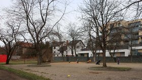 Rodiče zuří! Park Dlážděnka zrekonstruovali, dětské hřiště stále chybí. Situaci brzdí soudní spor