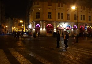 Do Dlouhé ulice nesměla první noc vjíždět auta, turisté se po ulici promenádovali dál.