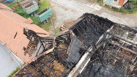Na Příbramsku několik hodin hořela výrobní hala: Hasiči evakuovali desítky lidí, škoda je v milionech