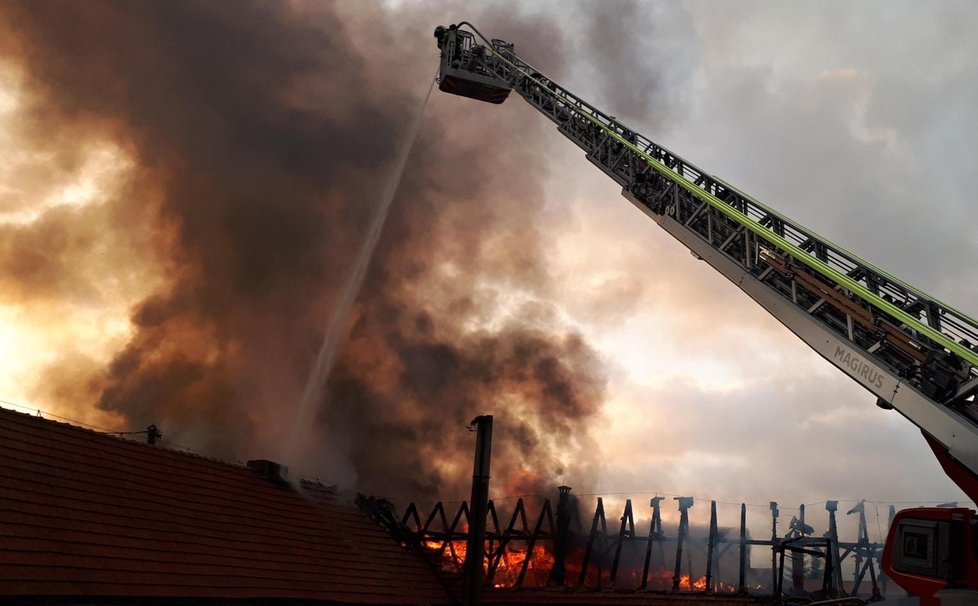 Na Příbramsku několik hodin hořela výrobní hala: Hasiči evakuovali desítky lidí, škoda je v milionech