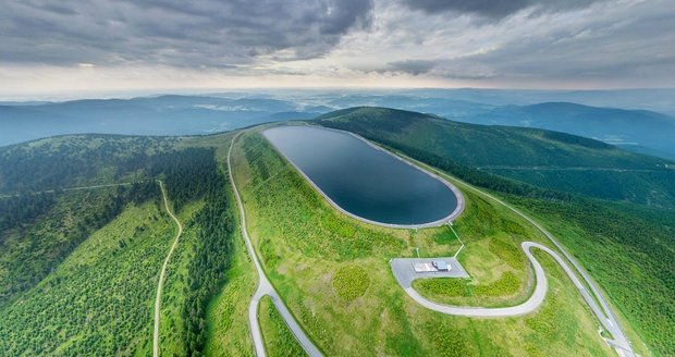 Dlouhé stráně se nachází se v masivu Mravenečník v Jeseníkách, kousek od obce Loučná nad Desnou.