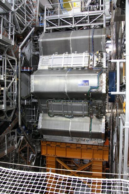 Dlouhé tunely jsou ve výzkumných komplexech povinností, tento vede k největšímu detektoru na prstenci LHC - experimentu ATLAS