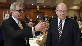 Prezident Hospodářské komory ČR Vladimír Dlouhý na volebním sněmu organizace s premiérem Bohuslavem Sobotkou