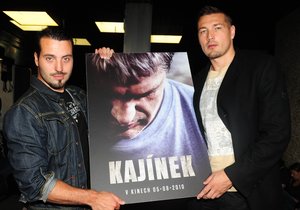 Petr Jákl (vpravo) přijel Kajínka představit s Václavem Noidem Bártou, který hraje jednoho z vězňů