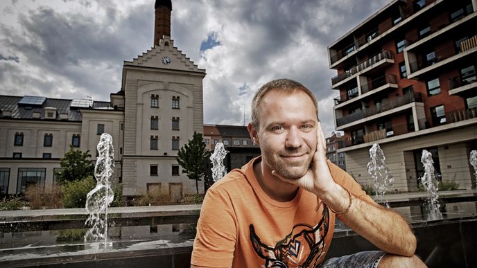 Oliver Dlouhý (*1988) je zakladatel a ředitel vyhledávače kombinujícího různé letecké spoje Kiwi.com (původní název byl Skypicker). Studoval čtyři vysoké školy, žádnou nedokončil. Americký časopis Forbes ho letos zařadil do prestižního výběru 30 pod 30 v Evropě.