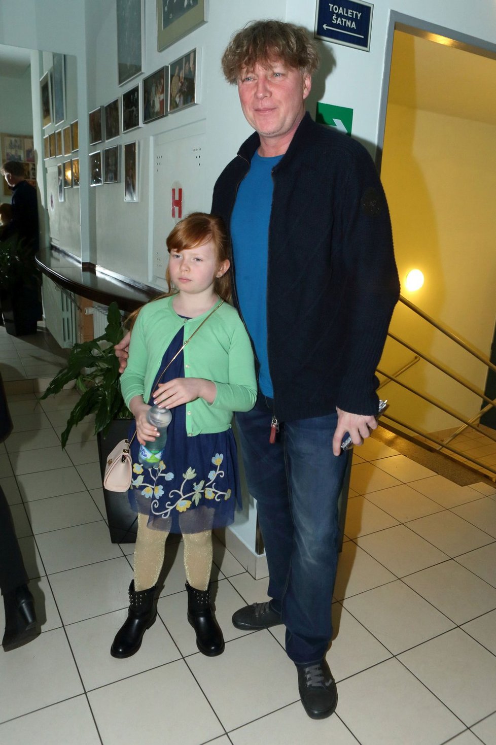 Michal si vyšel do divadla se starší dcerou Aničkou.
