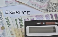 Exekuci na důchod má přes 90 tisíc Čechů: Seniorům vezmou i 2,5 tisíce!