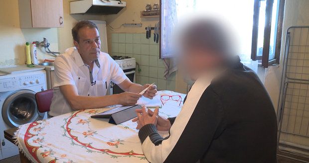 Robert (70) dluží 200 tisíc korun: Půjčil jsem je synovi, teď roznáším letáky