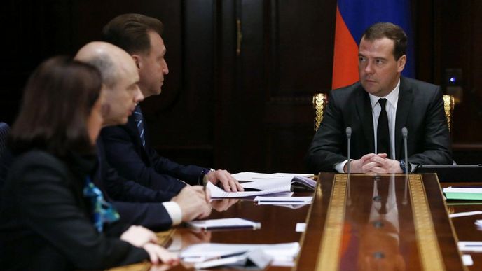 Dmitrij Medvěděv jedná o situaci rublu.