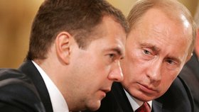 Dmitrij Medveděv a Vladimir Putin (17. 7. 2012).