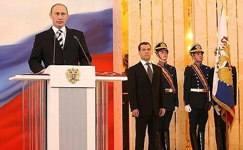 Vladimir Putin předává prezidentský úřad Dmitriji Medveděvovi (7. 5. 2008).