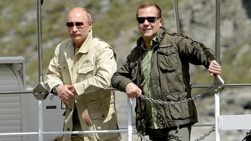 Dmitrij Medveděv a Vladimir Putin (20. 7. 2013)